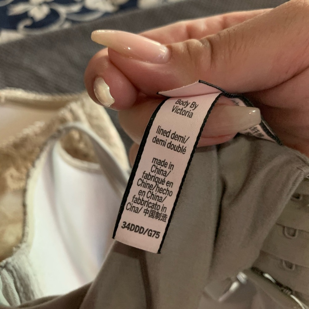 Victoria Secrets Bras - Picture 3 of 4